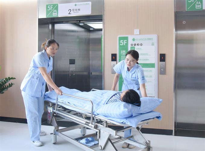 护理员在为住院患者提供生活照护等辅助护理服务随着人口老龄化的到来